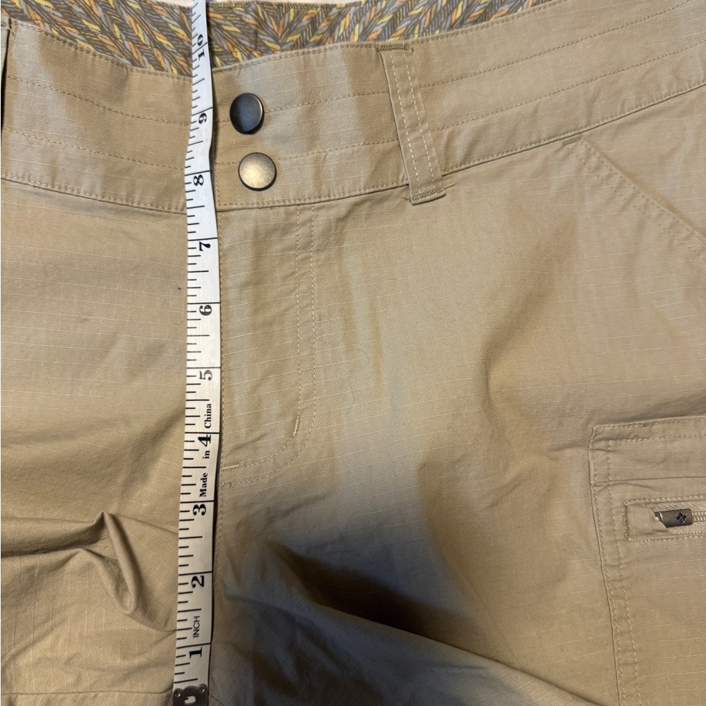 Columbia Omni Shade Khaki Cargo Shorts Size 12W - Picture 12 of 12